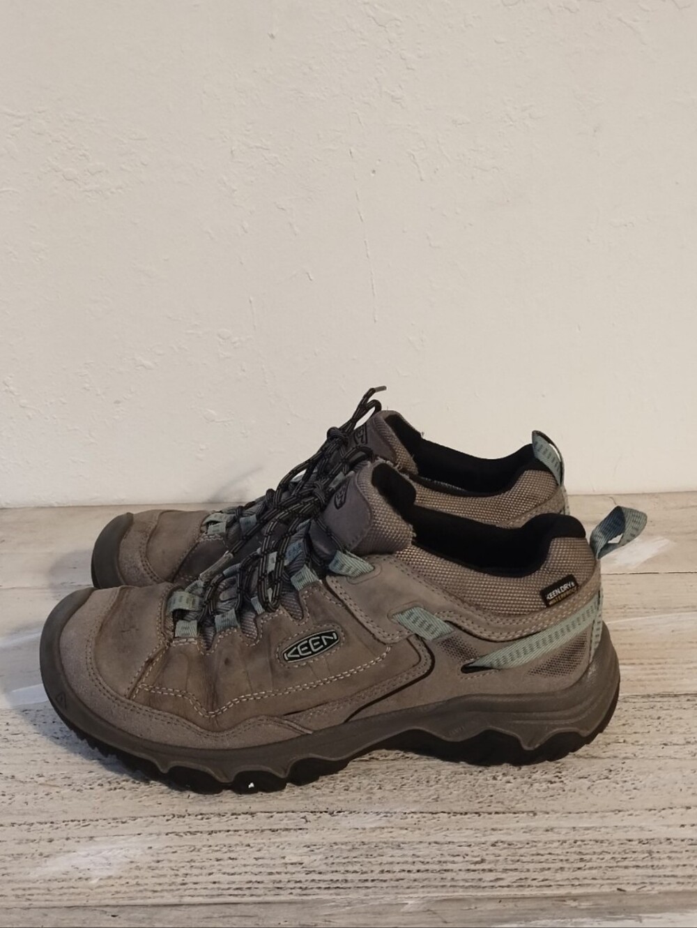 Keen ( U.S.A women's size 10.5)targhee lv waterproof hiking shoes (1028992)